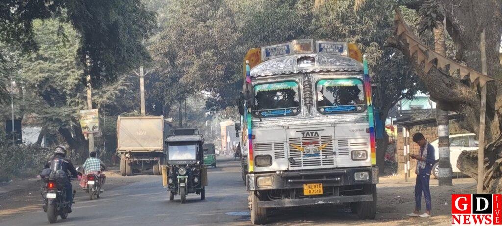 पाकुड़ शहर में नो-एंट्री कागज़ी, सड़क किनारे ट्रकों का कब्ज़ा, आदेश बेअसर, प्रशासन नदारद 15 img 20251126 wa00113523481909133134149