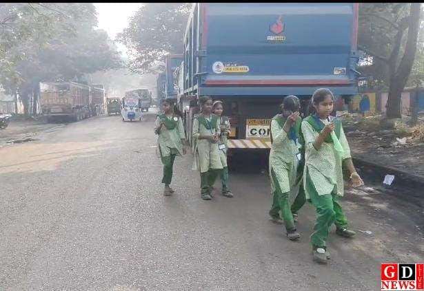 पाकुड़ शहर में नो-एंट्री कागज़ी, सड़क किनारे ट्रकों का कब्ज़ा, आदेश बेअसर, प्रशासन नदारद 13 img 20251126 wa00124337837326322355552