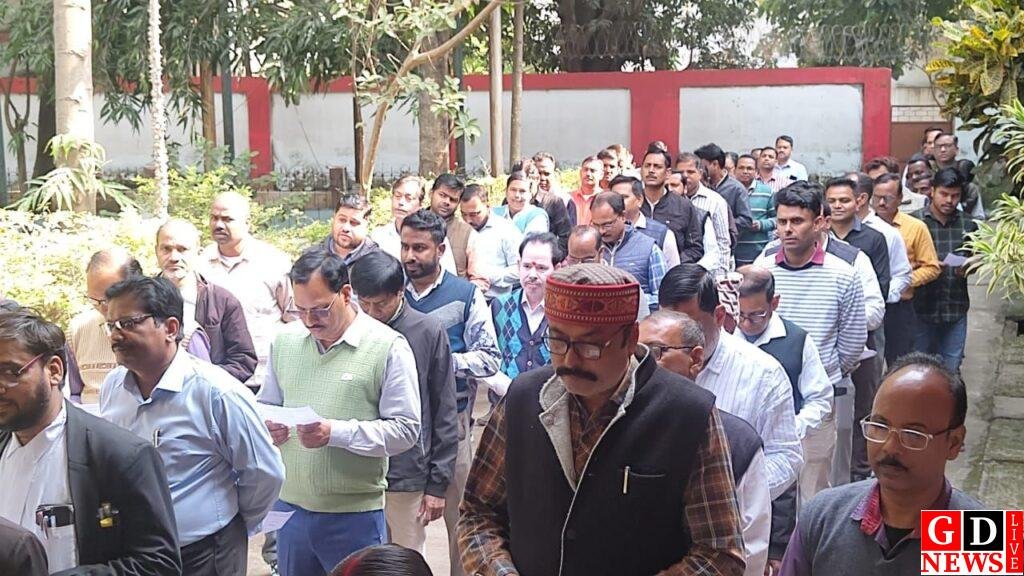 संविधान दिवस पर न्यायालय परिसर में न्यायिक पदाधिकारियों ने प्रस्तावना की ली शपथ 7 img 20251126 wa00145673413077456813640