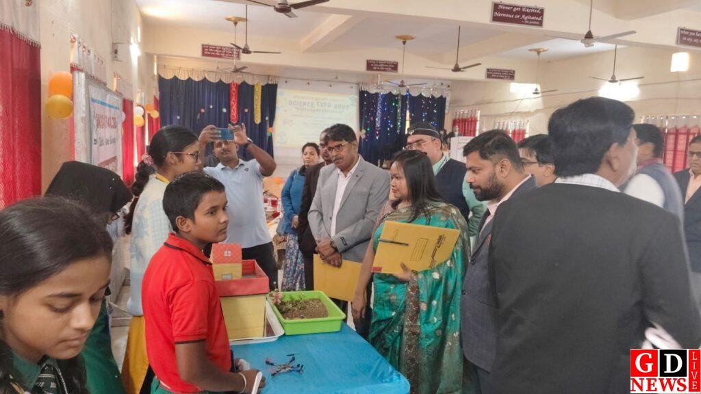 डीएवी स्कूल में लगा विज्ञान प्रदर्शनी, 12 स्कूलों के छात्रों ने दिखाया नवाचार। 7 img 20251126 wa00155806160265473588939