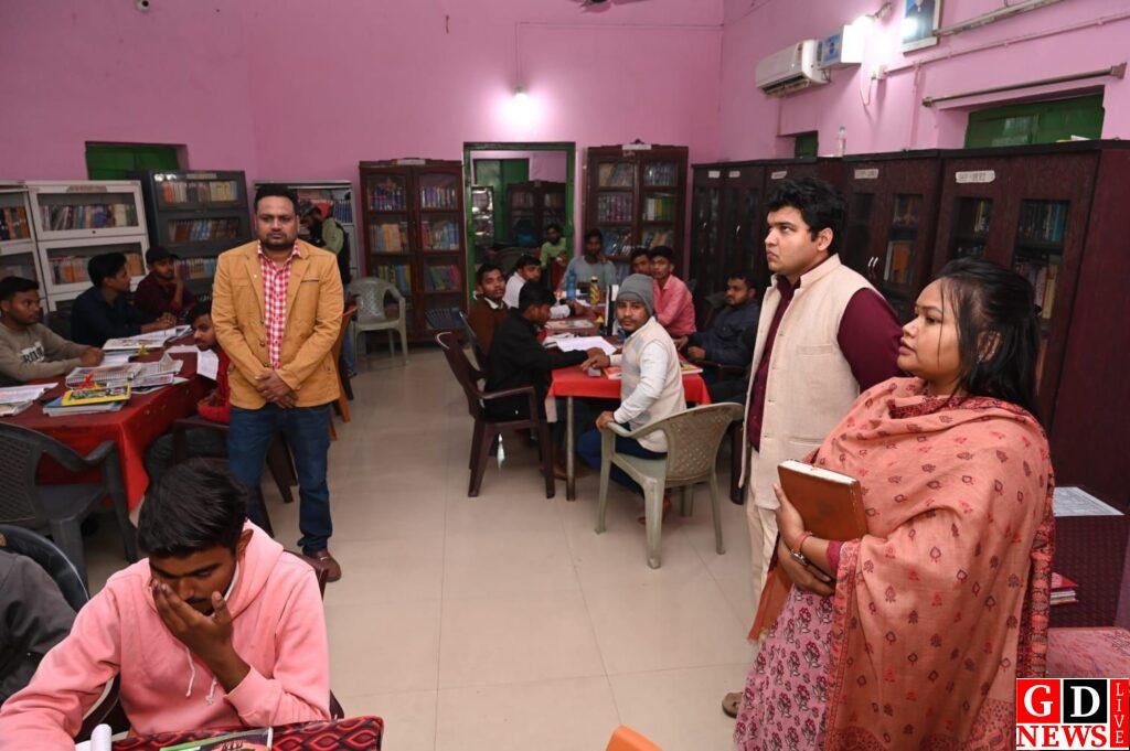 उपायुक्त ने मास्टर सोबरन मांझी पुस्तकालय का किया निरीक्षण, छात्रों की समस्याओं के समाधान का दिया आश्वासन। 13 img 20251126 wa00232652129403589648740