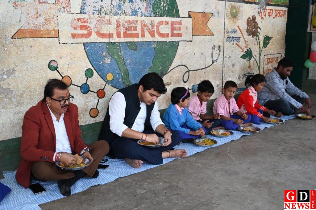 बच्चों संग जमीन पर बैठकर भोजन करते दिखे उपायुक्त — अपनापन और विश्वास का दिया अनोखा संदेश। 13 img 20251126 wa00386734678182678857709