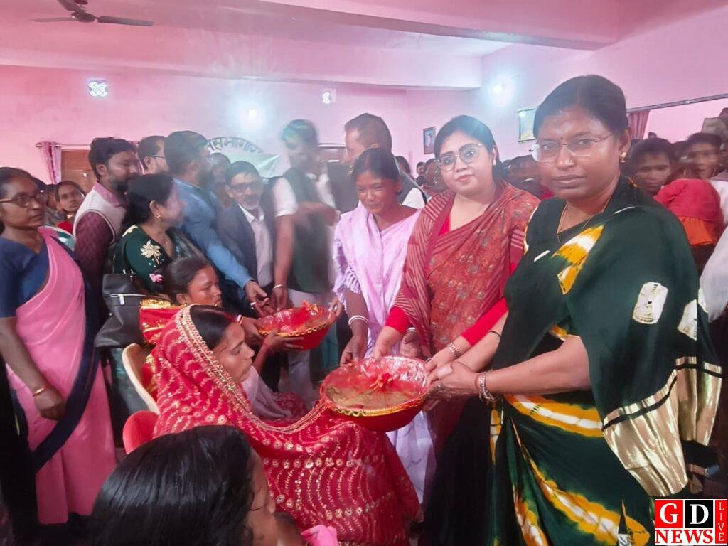 सीतारामपुर-बिरकिट्टी में उपासना मरांडी का प्रभावी दौरा, ‘सेवा का अधिकार सप्ताह’ में योजनाओं का ऑन-द-स्पॉट समाधान। 13 img 20251127 wa00273976145308353502652