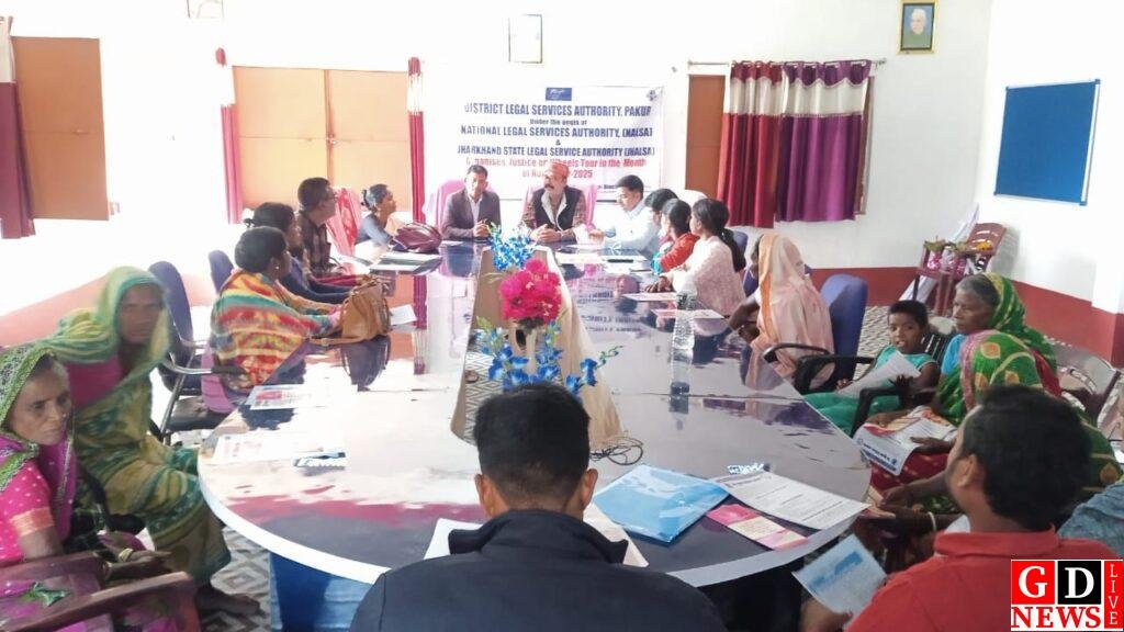 चलंत लोक अदालत सह विधिक जागरूकता कार्यक्रम में ग्रामीणों को दी गई महत्वपूर्ण कानूनी जानकारी। 13 img 20251128 wa00062176332147982659071