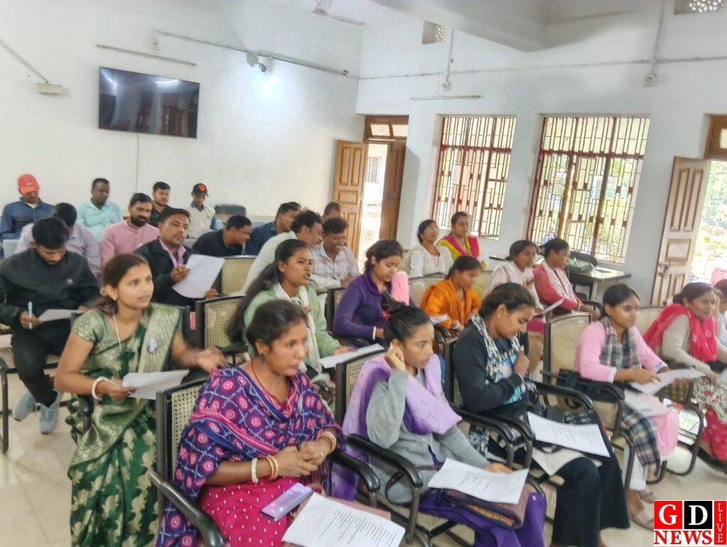 जिला विधिक सेवा प्राधिकार पाकुड़ में पीएलवी कैपेसिटी बिल्डिंग सह ओरिएंटेशन कार्यक्रम आयोजित। 13 img 20251128 wa00082267930517931221558