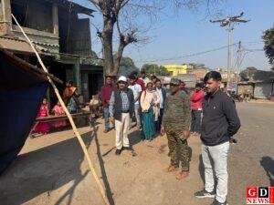 अतिक्रमण को लेकर सीओ की सख्त कार्रवाई , दुकानों को हटाया 6 IMG 20251215 WA0022