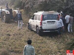 पेट्रोल पंप के पास तेज रफ्तार स्कॉर्पियो दुर्घटनाग्रस्त, सभी सवार सुरक्षित। 6 IMG 20251228 WA0010