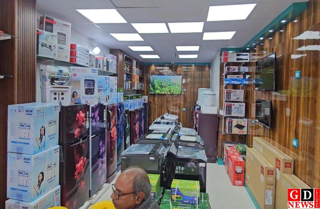 पाकुड़ में खुला केएन एंटरप्राइज इलेक्ट्रॉनिक्स स्टोर, निसार अहमद ने फिता काटकर किया उद्घाटन 7 img 20251201 wa00318377437010907488343