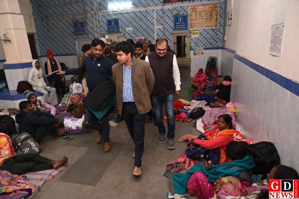 ठंड में मानवीय पहल — उपायुक्त ने देर रात जरूरतमंदों के बीच किया कंबल का वितरण। 13 img 20251202 wa00295670614726655540929