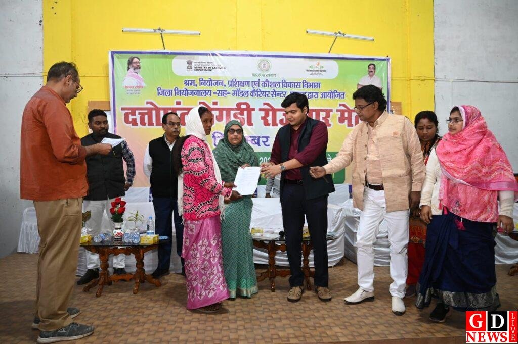 एक दिवसीय दत्तोपंत ठेंगड़ी रोजगार मेला में बड़ी सफलता — 327 युवा चयनित, 212 शॉर्टलिस्ट, 23 कंपनियों ने लगाया स्टॉल। 13 img 20251202 wa00357262622109111074472