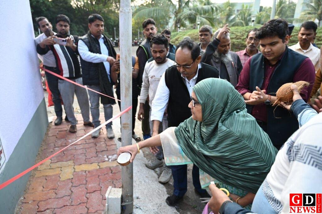 नये शौचालय भवन का विधायक निसात आलम एवं उपायुक्त मनीष कुमार ने किया उद्घाटन। 13 img 20251202 wa00387305016813065650544