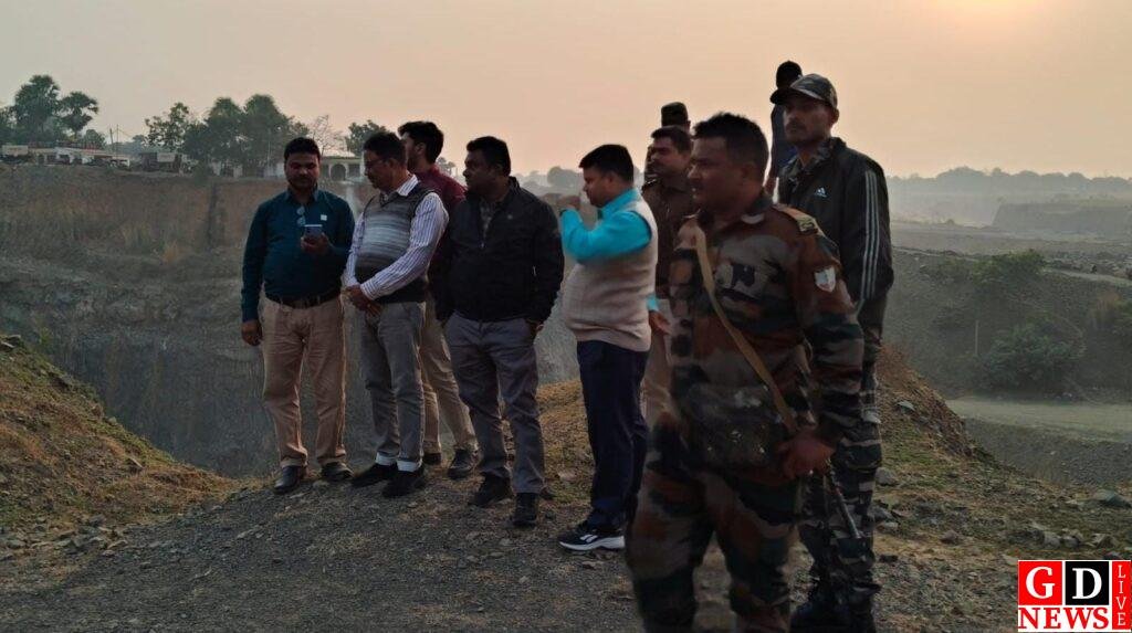 सोशल मीडिया पर मिली शिकायतों के बाद हरकत में प्रशासन, झारखंड-बंगाल सीमा पर अवैध खनन की जांच तेज 14 img 20251202 wa00457025268346116949777