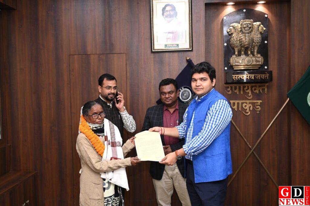 उपायुक्त की अध्यक्षता में सेवानिवृत्त शिक्षकों का सम्मान, ज्ञानदीपों को मिला गौरव 7 img 20251203 wa00343228694934088649913