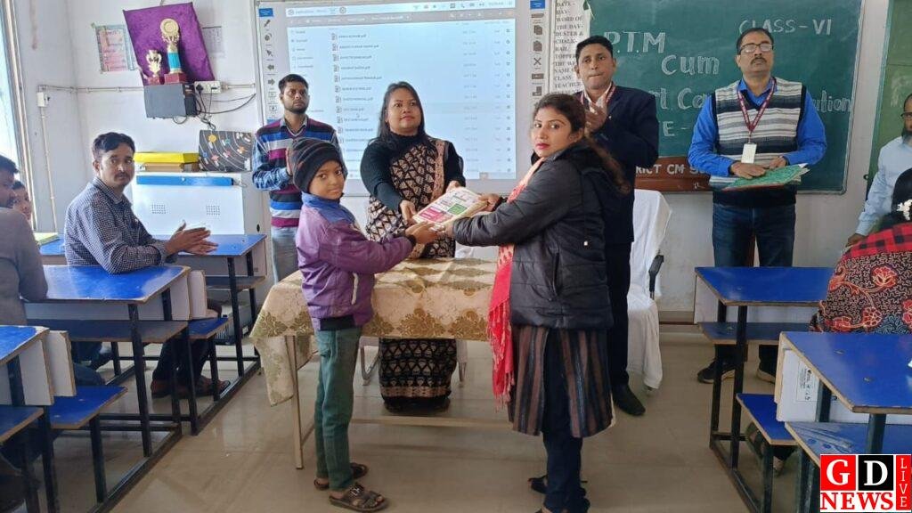 मुख्यमंत्री उत्कृष्ट विद्यालय में डिजिटल रिपोर्ट कार्ड का प्रदर्शन, मेधावी छात्र सम्मानित। 7 img 20251205 wa00327438760413238230584