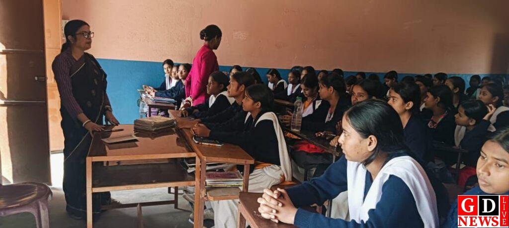 विधिक जागरूकता अभियान, ग्रामीण और छात्राओं को कानूनी अधिकारों की दी गई जानकारी। 7 img 20251206 wa00244153954127435441689