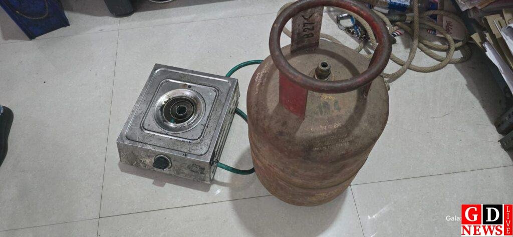 पाकुड़ पुलिस की त्वरित कार्रवाई — बस स्टैंड चोरी कांड का खुलासा 7 img 20251206 wa00393745410783704992947