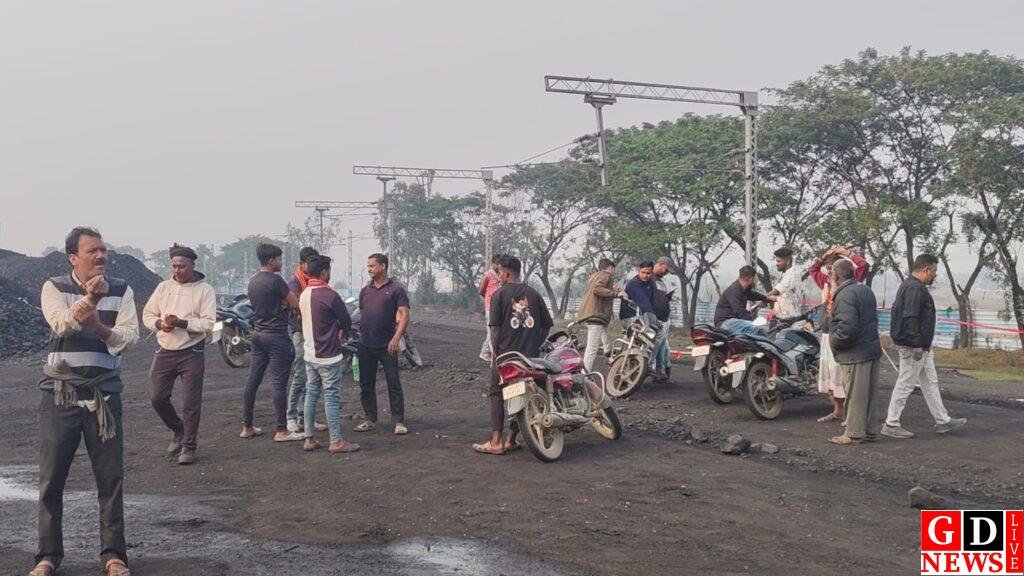 रैयत के हक की लड़ाई में आजसू नेता आलोक जय पॉल आक्रामक, मुआवजा-नौकरी को लेकर तीसरी बार धरने पर बैठे पीड़ित। 7 img 20251208 wa00234965621454304721027