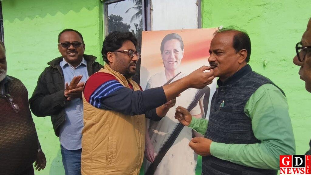 कांग्रेसियों ने मनाया सोनिया गांधी का जन्मदिन, गरीबों के बीच बांटे कंबल 7 img 20251209 wa00104994297165960510873