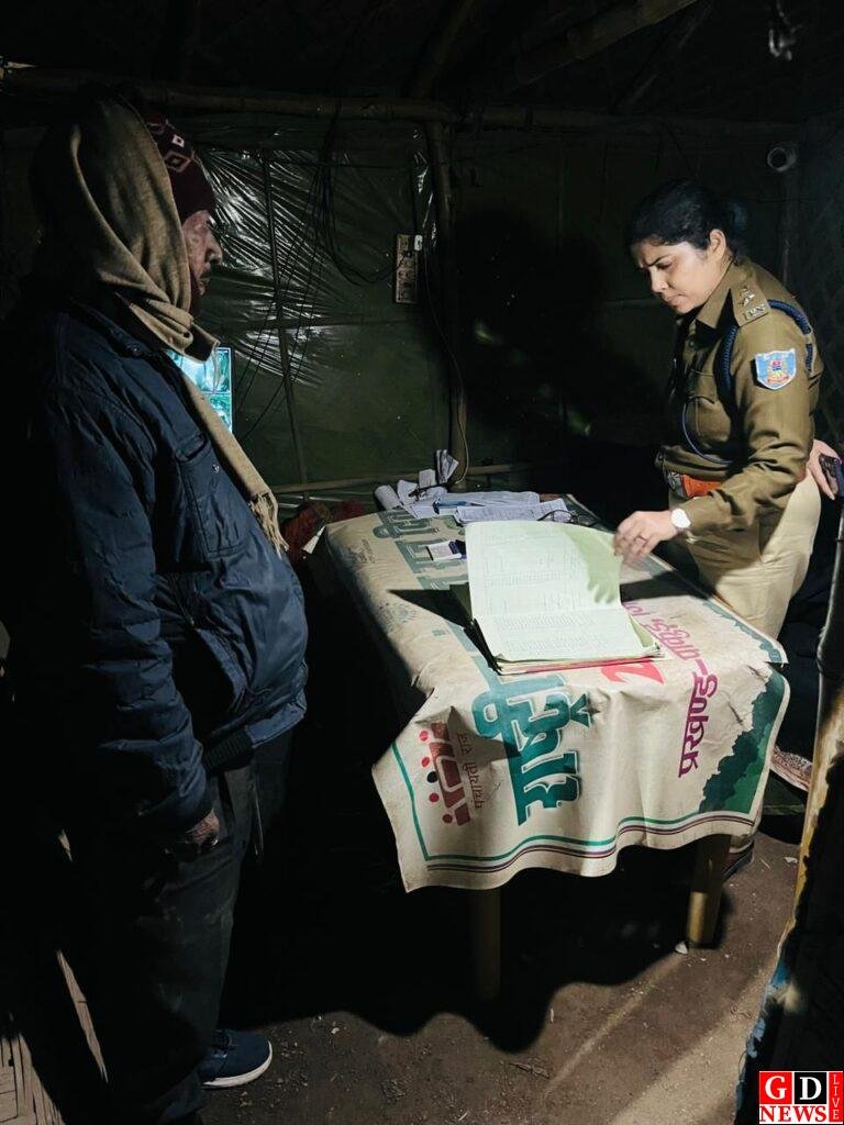 पुलिस अधीक्षक ने किया खनन चेकपोस्ट का औचक निरीक्षण, माइनिंग वाहनों की कड़ाई से जांच के निर्देश। 7 img 20251211 wa00188721743963238166644