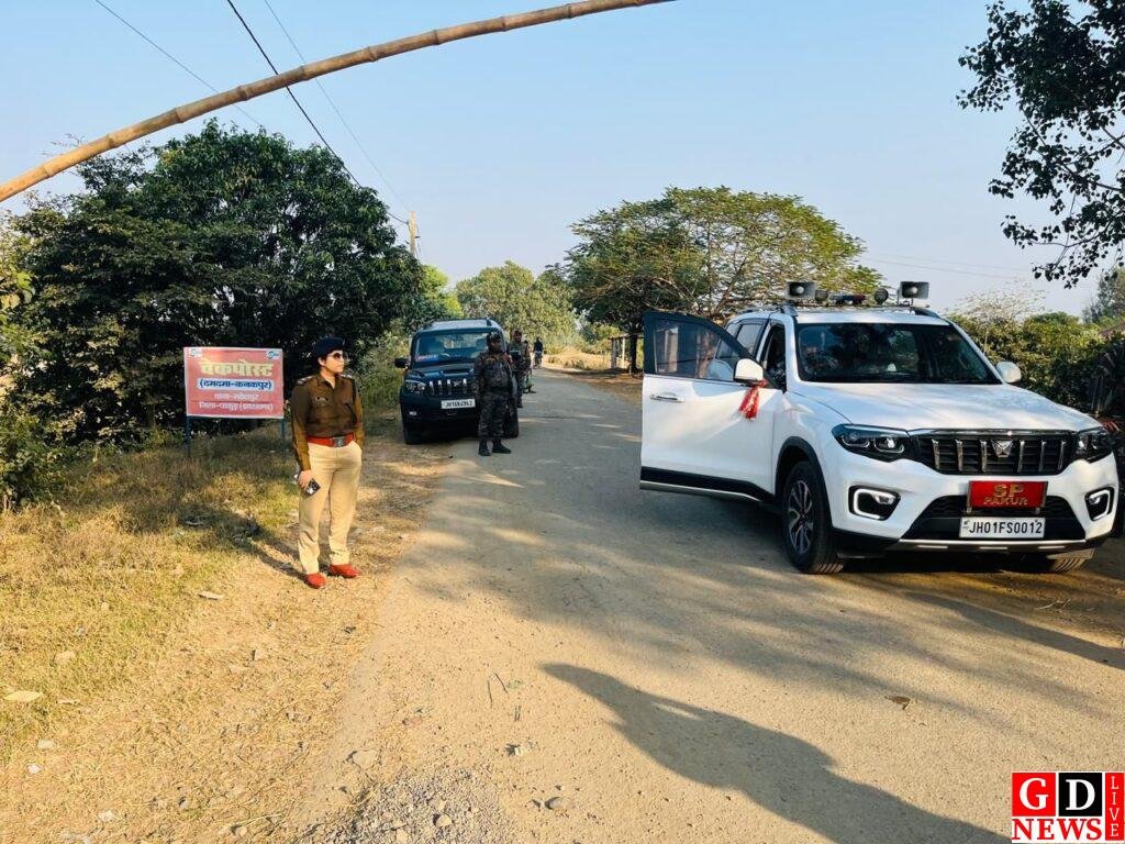 एसपी ने दमदमा चेकपोस्ट और कदमडंगा में की औचक जांच, सभी वाहनों के माइनिंग चालान की सख्ती से जांच का निर्देश। 8 img 20251212 wa00103810224818950489858