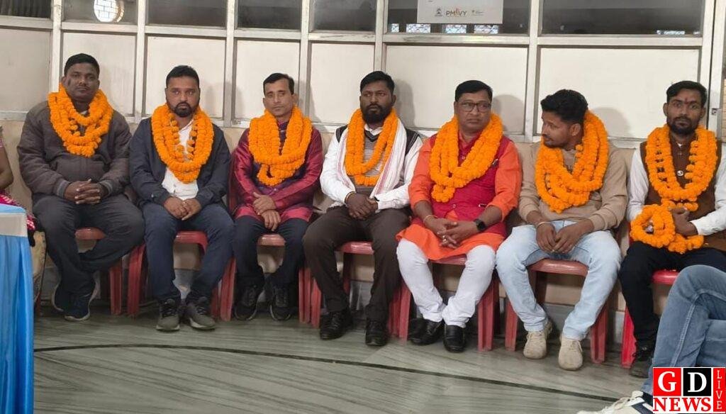 भाजपा पाकुड़ की जिला बैठक में सात मंडल अध्यक्ष चुने गए, ढोल–नगाड़ों के साथ पदयात्रा कर अटलजी को दी श्रद्धांजलि। 7 img 20251212 wa00165884511102283847673