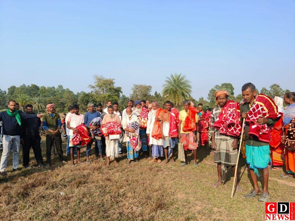 विधायक हेमलाल मुर्मू के सौजन्य से गरीबों के बीच कंबल वितरण। 7 img 20251212 wa00266546277057955978599