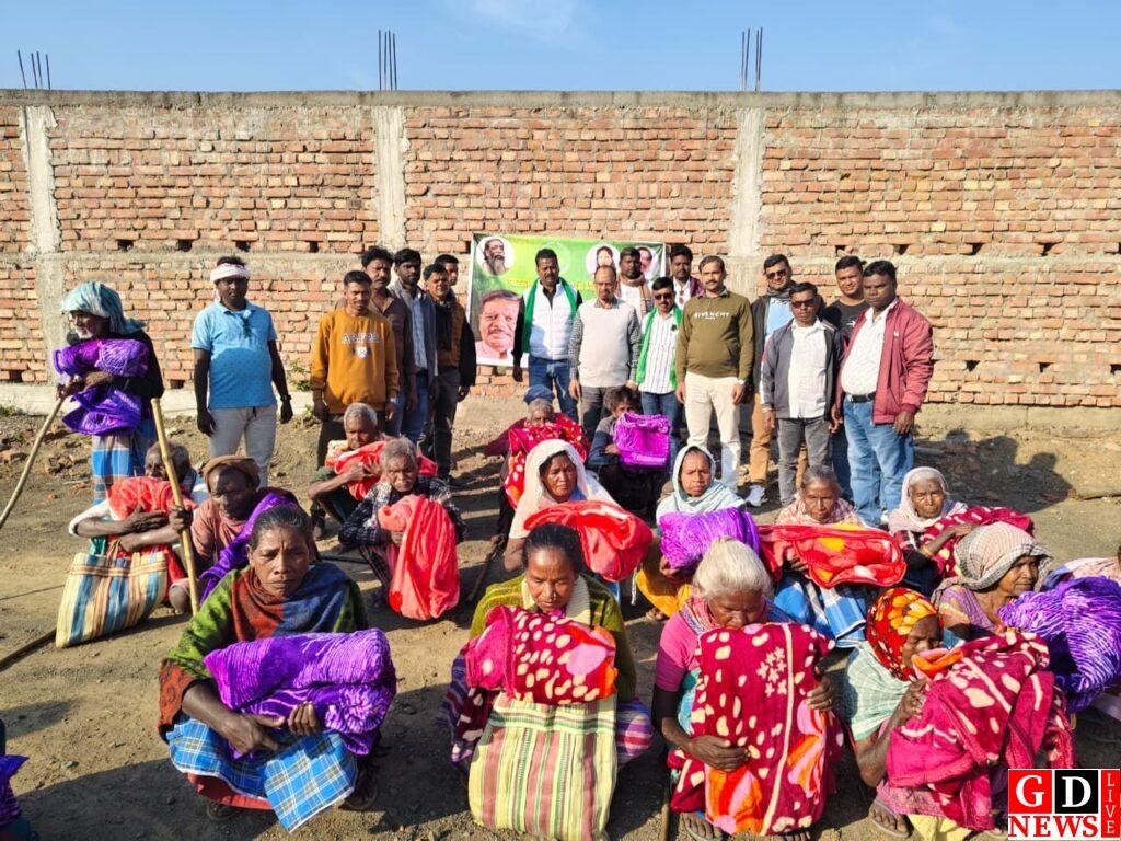 विधायक हेमलाल मुर्मू की पहल से अमड़ापाड़ा में ठंड से राहत, सैकड़ों गरीबों के बीच कंबल वितरण 7 img 20251214 wa00231430332306970733285