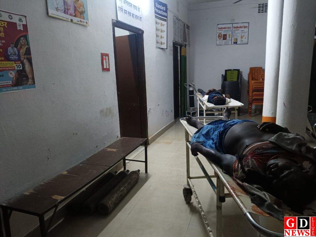 घर लौट रहे दो मजदूरों की सड़क हादसे में मौत, खड़े ट्रैक्टर से टकराई बाइक। 7 img 20251214 wa00279134407179598567579