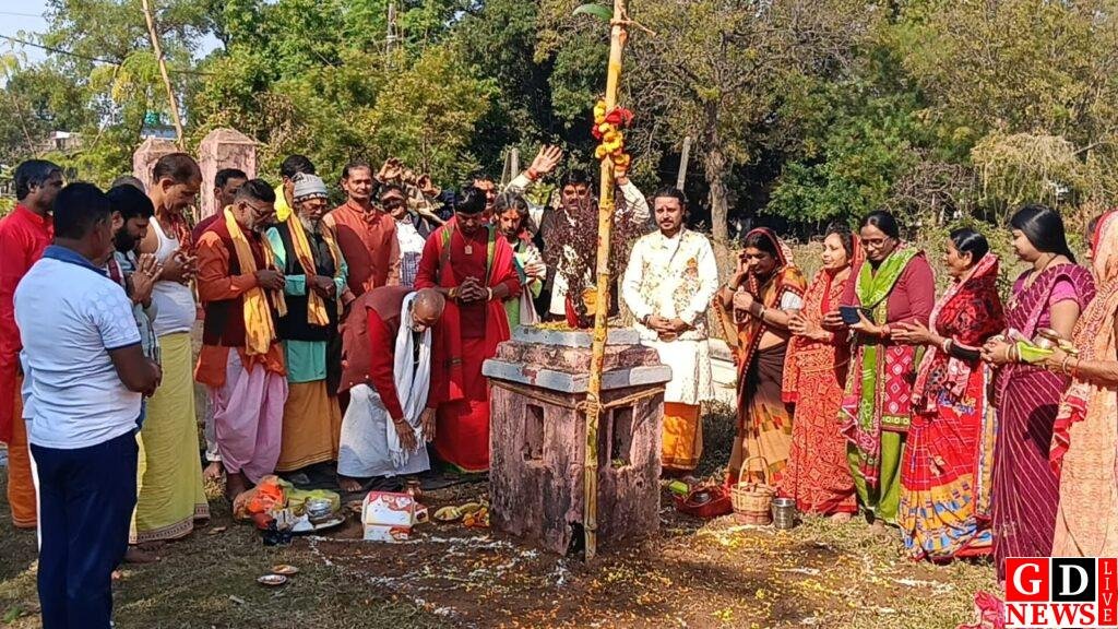 संकल्प के साथ नव दिवसीय शिव महापुराण कथा की शुरुआत, बिजली कॉलोनी शिव मंदिर में हुआ हनुमंत ध्वजारोहण। 7 img 20251215 wa00122506103803540787294