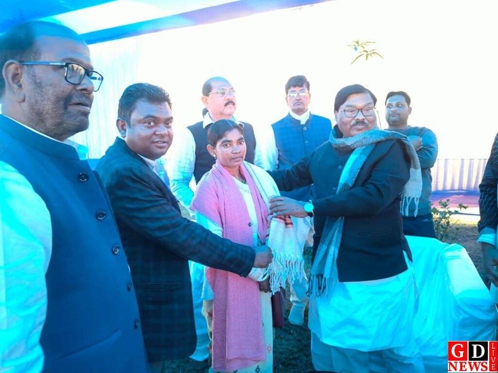 सर्किट हाउस में क्रिसमस गैदरिंग, दीप प्रज्वलन व केक कटिंग। 7 img 20251216 wa00318714247580314021239