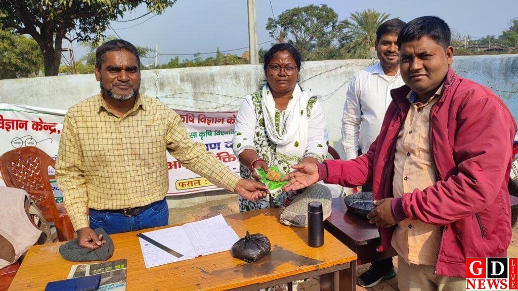 कृषि विज्ञान केंद्र ने किसानों को सिखाया चना बीज शोधन का वैज्ञानिक तरीका। 7 img 20251217 wa00031230948057423914962