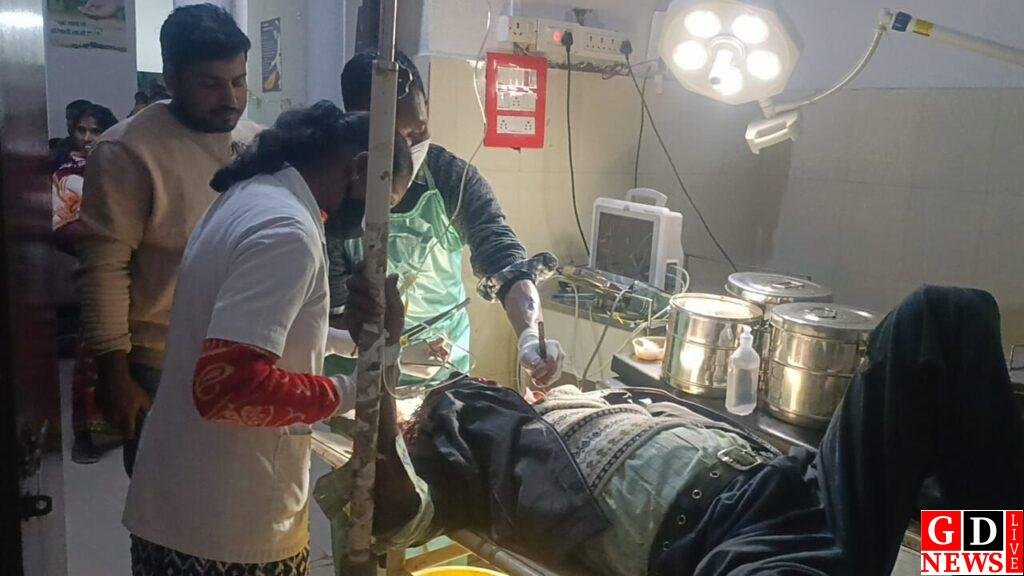 तेज रफ्तार ट्रेलर की टक्कर से बाइक सवार गंभीर रूप से घायल, हालत चिंताजनक। 7 img 20251217 wa00203826920595735399092