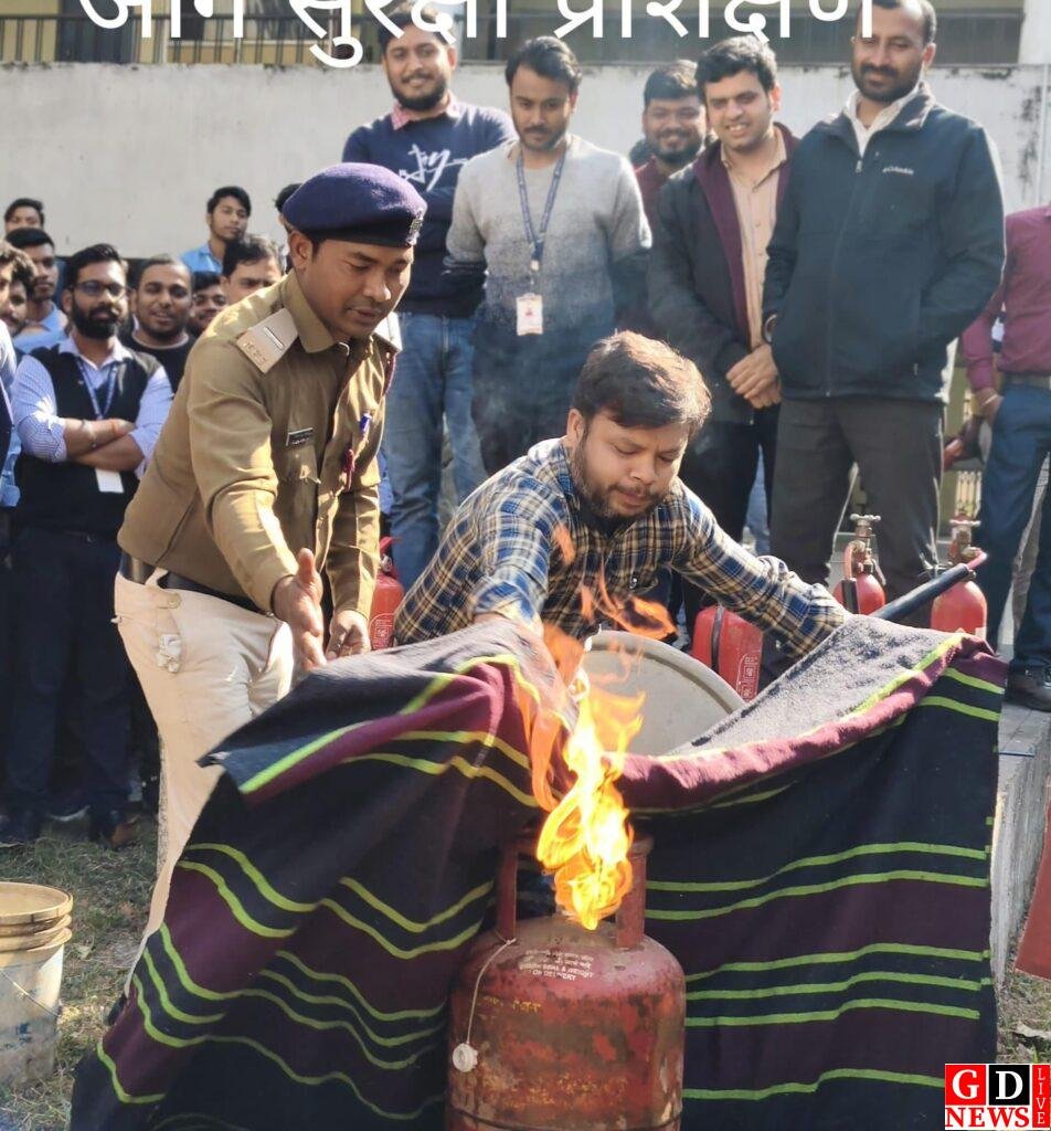 पॉलिटेक्निक कॉलेज में अग्निशमन विभाग की मॉक ड्रिल, छात्रों-शिक्षकों को दिया गया फायर सेफ्टी प्रशिक्षण। 7 img 20251218 wa00115647276140425312747