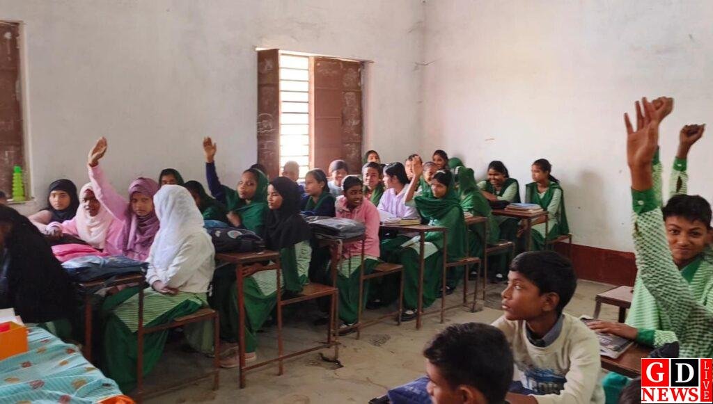 डीसी के निर्देशों की उड़ रही धज्जियाँ, मकदमपुर विद्यालय में ‘हाज़िरी टैक्स’ के नाम पर बच्चों से अवैध वसूली का खुलासा। 7 img 20251218 wa00118062385118729062757