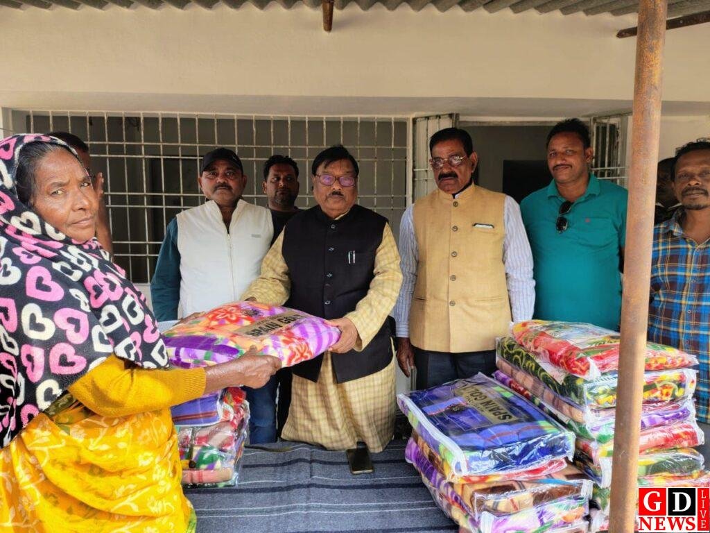विधायक प्रो. स्टीफन मरांडी ने लाभार्थियों के बीच किया कंबल वितरण 7 img 20251218 wa00227970514295523093471