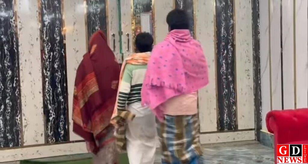 गरीब और बेसहारा महिला को माँ के क्रियाकर्म के लिए अजहर ने दी आर्थिक सहायता 7 img 20251220 wa00126096163757147783488