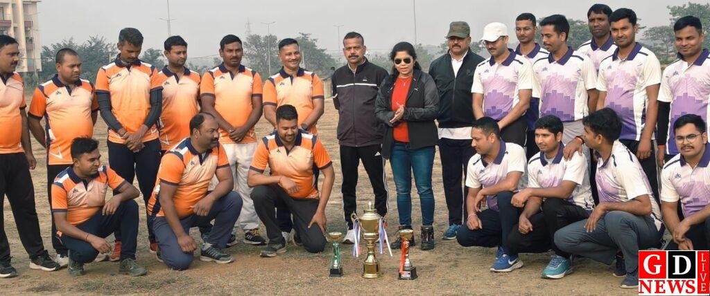 पुलिस केंद्र पाकुड़ में फ्रेंडली क्रिकेट मैच, एसडीपीओ पाकुड़ टीम ने दर्ज की शानदार जीत। 7 img 20251221 wa00071399969980572199113