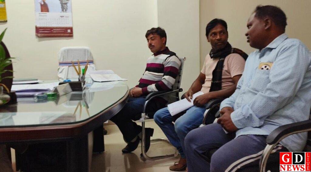 गोचर भूमि पर कब्जे को लेकर ग्रामीणों का फूटा गुस्सा, सीओ कार्यालय में हंगामा—सालभर बाद भी कार्रवाई शून्य 7 img 20251222 wa00865296739091575248221