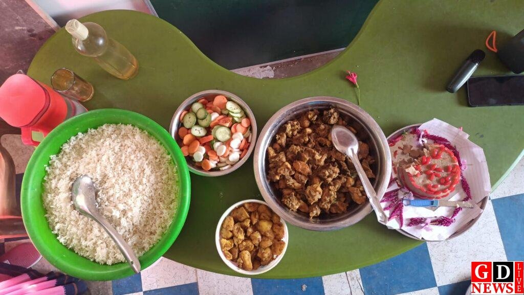 उपायुक्त की पहल पर नवादा हरिजन टोला आंगनबाड़ी में पहली बार बाल भोज उत्सव, बच्चों के चेहरों पर दिखी खुशी। 7 img 20251223 wa00106913692665896261152