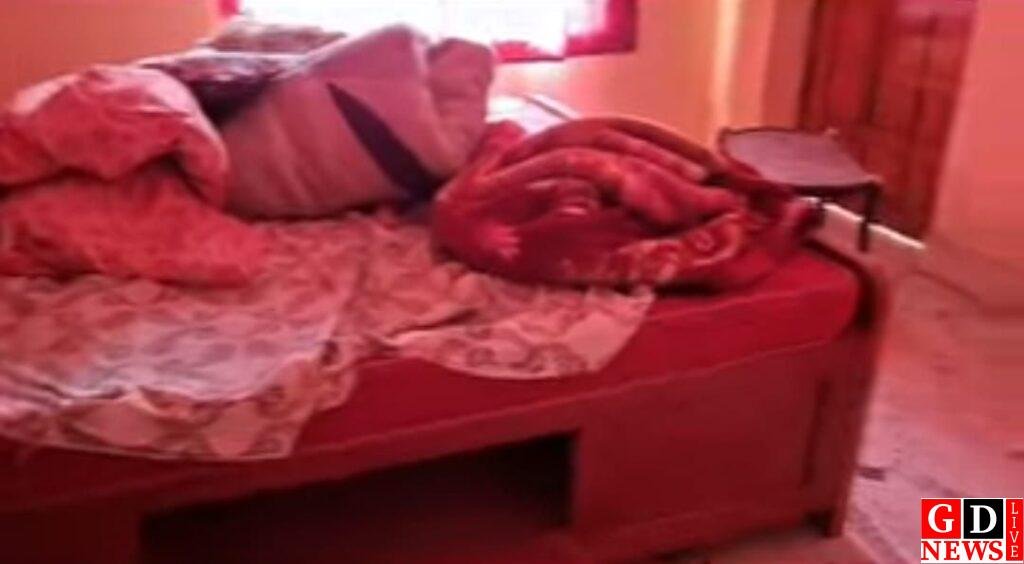 बंद घरों को निशाना बना रहे चोर, बैंक कॉलोनी में लाखों की चोरी से शहर में दहशत। 7 img 20251223 wa00837871680761096621702