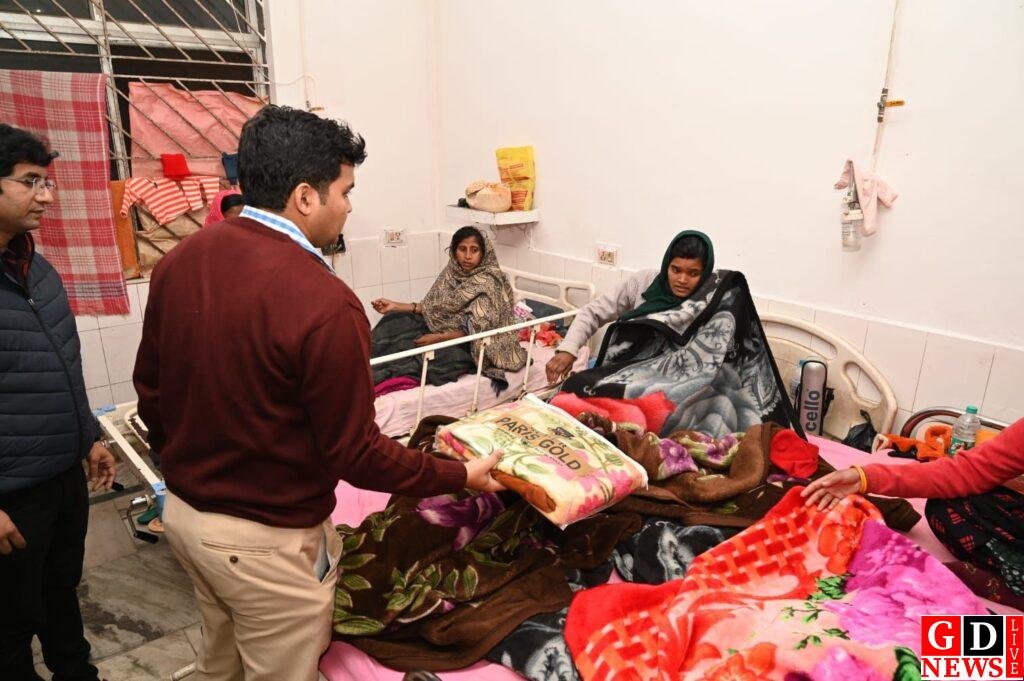 कड़ाके की ठंड में डीसी की मानवीय पहल, देर रात जरूरतमंदों को बांटे कंबल। 7 img 20251224 wa00241052631871451922643