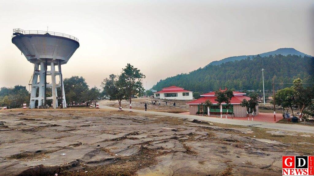 बीते दिन जंगली हाथियों के दहशत के कारण वीरान हुआ ललपनिया का प्रसिद्ध पर्यटन स्थल 7 img 20251225 wa03062541127587708858100