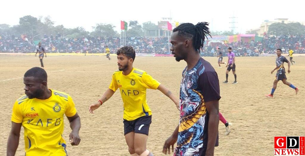 फुटबॉल का रोमांच, दुमका–महेशपुर और आरतापुर–मालदा भिड़ेंगे सेमीफाइनल में। 7 img 20251229 wa00282124870249718301292