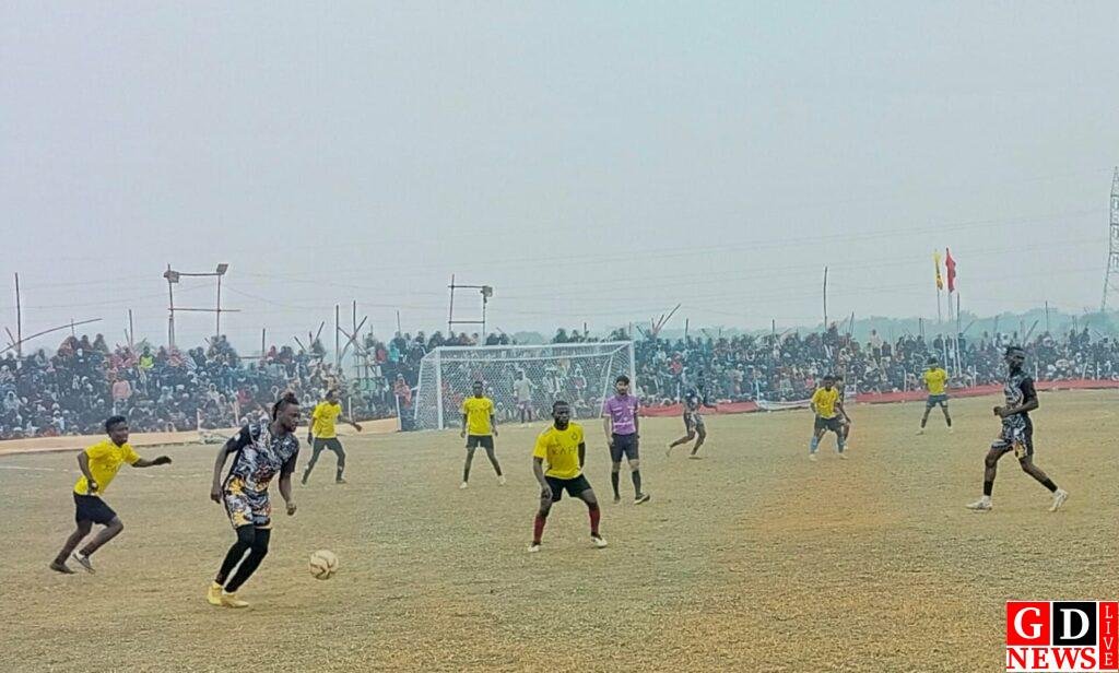 फुटबॉल का रोमांच, दुमका–महेशपुर और आरतापुर–मालदा भिड़ेंगे सेमीफाइनल में। 8 img 20251229 wa00292809979380084629490