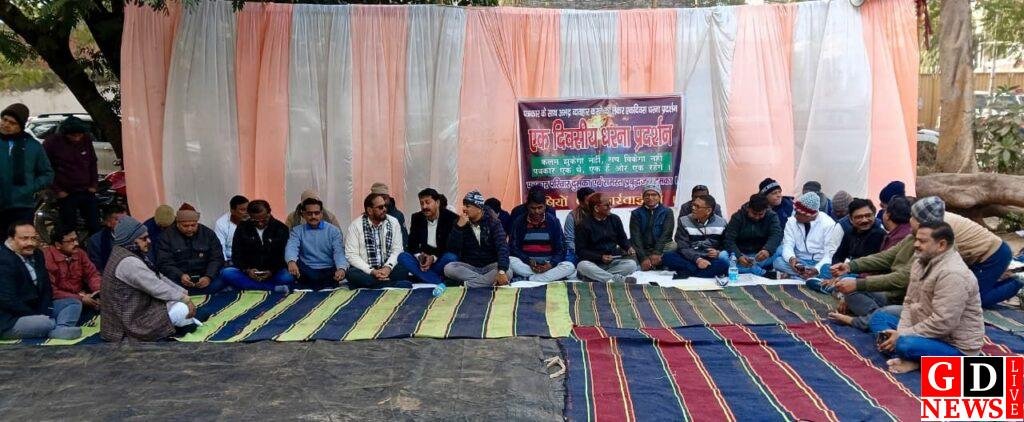 दुमका में पत्रकारों का एकदिवसीय धरना,पुलिसिया बर्बरता के खिलाफ उठा स्वर 7 img 20251230 wa00093191335559866649247