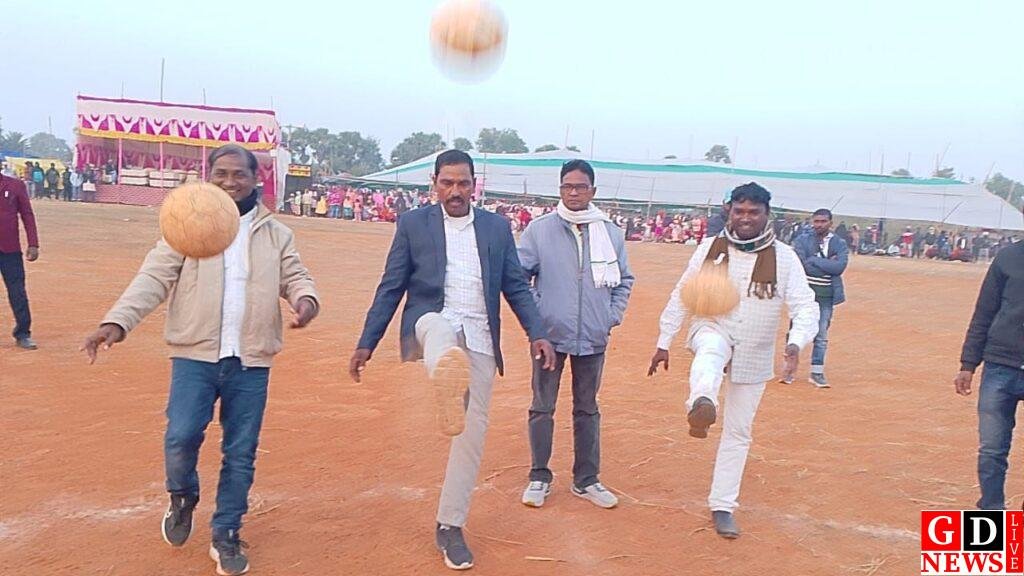 उपासना मरांडी ने किया फाइनल फुटबॉल मैच का उद्घाटन, खिलाड़ियों का बढ़ाया हौसला। 7 img 20251230 wa00245281681296182275362