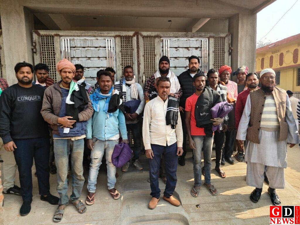 मुखिया अबूजर नोमानी ने मगहाकला पंचायत के लोगों के बीच किया कंबल और वस्त्र का वितरण 10 img 20251231 wa00171008190099167914301