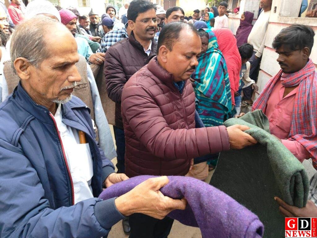 मुखिया अबूजर नोमानी ने मगहाकला पंचायत के लोगों के बीच किया कंबल और वस्त्र का वितरण 8 img 20251231 wa00183981867315774468437