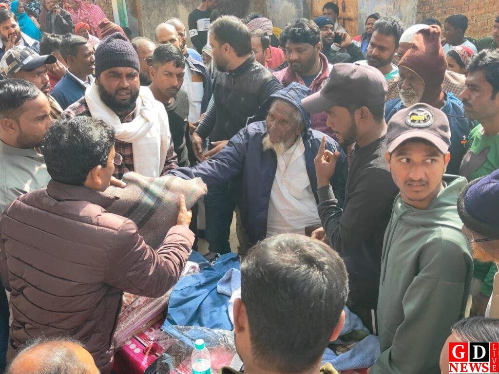 मुखिया अबूजर नोमानी ने मगहाकला पंचायत के लोगों के बीच किया कंबल और वस्त्र का वितरण 9 img 20251231 wa00198667971480075582711