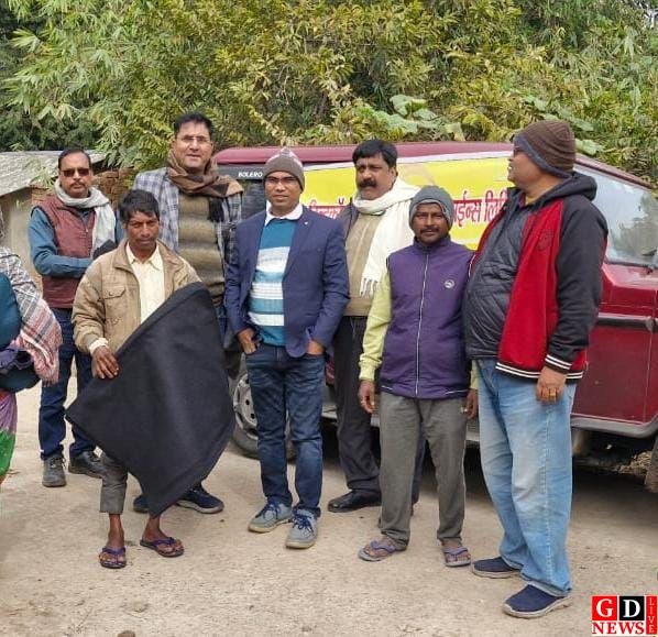 कड़ाके की ठंड के बीच प्रशासन अलर्ट, जरूरतमंदों तक पहुंचा कंबल, चौक-चौराहों पर जल रहे अलाव। 7 img 20251231 wa00414112552391896905833